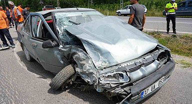 Kastamonu'da otomobil ile kamyonet çarpıştı: 3 yaralı