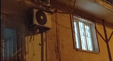 Kavga ederken elektrik tellerine düştü, kedinin imdadına mahalleli yetişti