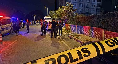 Kavgada kullanılan otomatik av tüfeğinden çıkan saçmalar otoparkta araçlarından inen çifti yaraladı: 2 yaralı