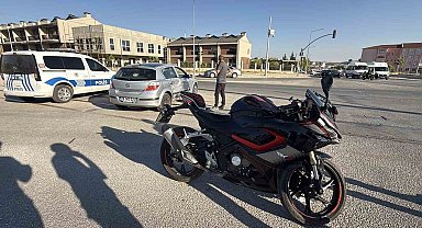 Kavşakta araç ve motosikletin karıştığı kazada 1 kişi yaralandı