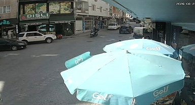 Kavşakta otomobilin motosiklete çarptığı kaza kamerada: 1 yaralı