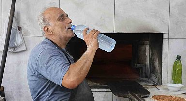 Kavurucu sıcakta ocak başında zorlu mesaiyi sürdüren fırıncılar günde 5 litreyi bulan su tüketiyorlar