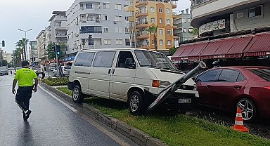 Kayan kamyonetin karşı şeride geçmesini refüjdeki tabela engelledi