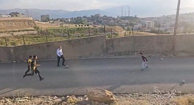Kaymakam Volkan Hülür Yüksekova'da sokakta maç yapan çocukların oyununa katıldı