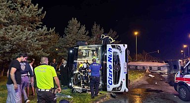 Kayseri'de yolcu otobüsü yakıt tankeri ile çarpıştı, yaralılar var.