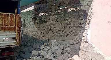 Kayseri'deki depremde bazı evlerde hasar oluştu