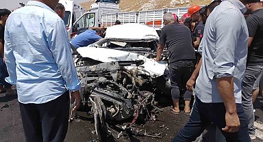 Kazada otomobilde sıkışan sürücü için zamanla yarıştılar