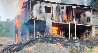 Kemah'ta 2 katlı ev yangında kullanılamaz hale geldi