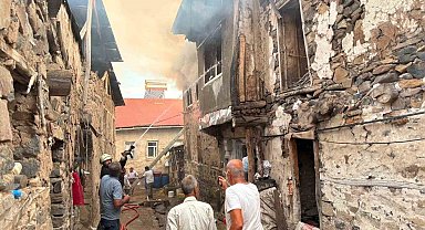 Kemaliye Kışlacık köyünde yangın: 8 ev zarar gördü