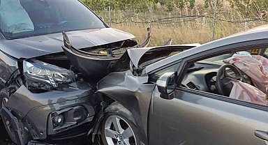 Keşan'da hafif ticari araç ile otomobil çarpıştı: 2 yaralı
