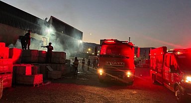 Kırıkhan'da inşaat malzemeleri satan iş yerinde yangın çıktı
