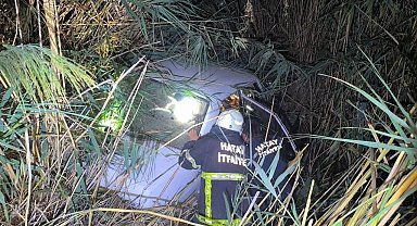 Kırıkhan'da otomobil sulama kanalına uçtu