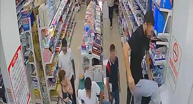 Kırtasiyeyi bastılar, sahibine tekme tokat saldırdılar: O anlar kamerada