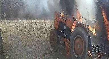 Kısa devre yapan traktör yanarak harekete geçti, saman balyalarını ve hayvanları yaktı