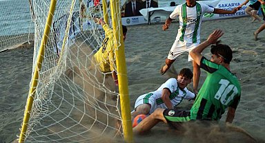 Kocaali sahilinde plaj futbolu heyecanı