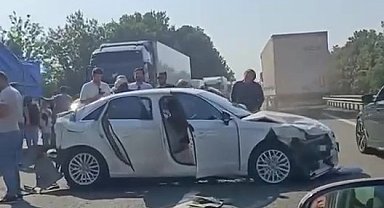 Kocaeli'de iki ayrı noktada 8 araç zincirleme kazaya karıştı