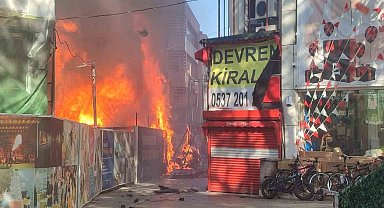 Kocaeli'de konteynerdeki yangın iki işletmeye sıçradı: Mahalleli sokağa döküldü