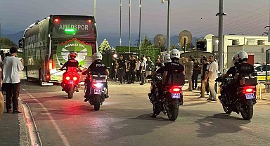 Kocaelispor- Amed SF maçı öncesi takımlar stada geldi