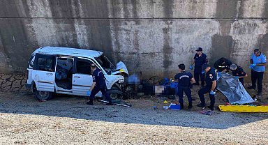 Kontrolden çıkan araç köprüden şarampole uçtu: 2 ölü