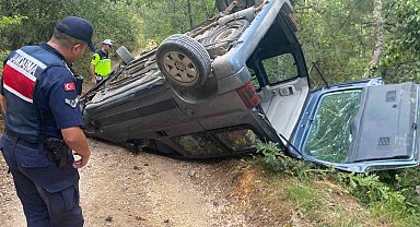 Kontrolden çıkan hafif ticari araç takla attı