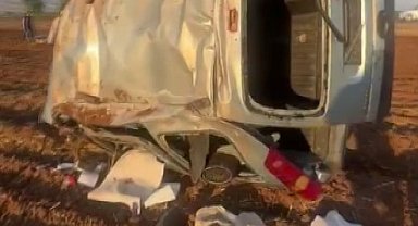 Kontrolden çıkan hafif ticari araç tarlaya uçtu: 2 yaralı