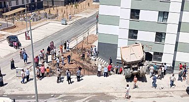 Kontrolden çıkan hafriyat kamyonu apartmanın bahçe duvarına çarptı: 1 yaralı