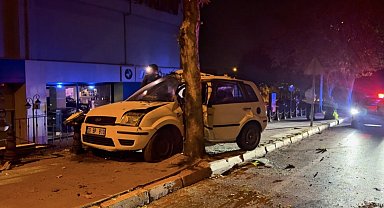 Kontrolden çıkan otomobil ağaca çarparak durabildi: 1 yaralı