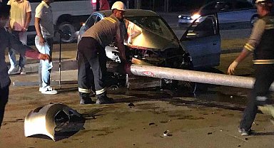 Kontrolden çıkan otomobil aydınlatma direğini devirdi: 1 yaralı