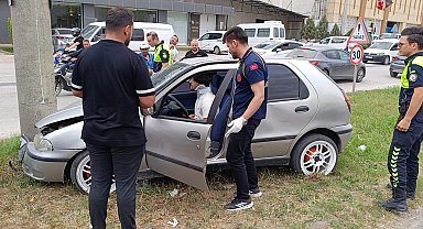Kontrolden çıkan otomobil beton direğe çarptı: 1 yaralı