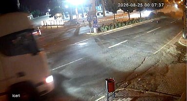 Kontrolden çıkan otomobil karşı şeride geçti, tır şoförünün dikkati faciayı önledi