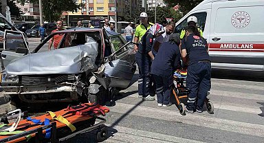 Kontrolden çıkan otomobil önce yayaya ardından sinyalizasyon direğine çarptı: 2 yaralı