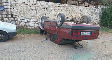 Kontrolden çıkan otomobil ters döndü