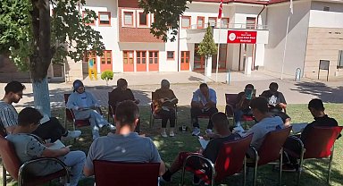 Koruma altındaki çocuklar açık havada kitap okudu