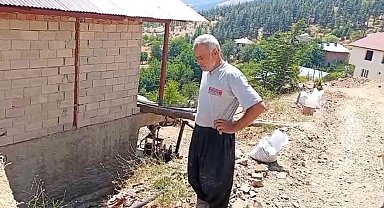 Kozan'da açıkta bırakılan su borusu vatandaşı mağdur ediyor