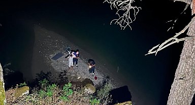 Kozan'da Göksu Çayı'nda mahsur kalan 2 vatandaş kurtarıldı