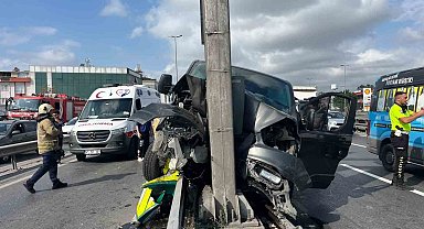Küçükçekmece E5'te yaz kursuna giden çocukları taşıyan araç önce bariyere ardından direğe çarptı: 12 çocuk ve şoför yaralandı