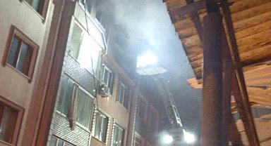 Küçükçekmece'de çatı katında çıkan yangında 1 kişi yaralandı