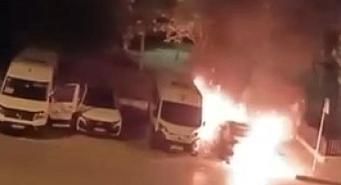 Küçükçekmece'de iki araç alevlere teslim oldu
