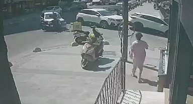 Küçükçekmece'de motosiklet ile otomobil çarpıştı: 1 kişi yaralandı
