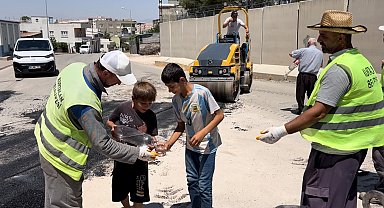 Kurtalan'da kavurucu sıcakta çalışan belediye ekiplerine çocuklardan soğuk su ikramı
