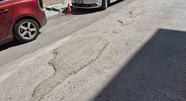 Kurtuluş Mahallesi'ndeki bozuk yollar sürücülere zorluk yaşatıyor