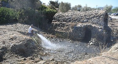 Kuşadası'nda tarihi Roma Hamamı'nda temizlik çalışması