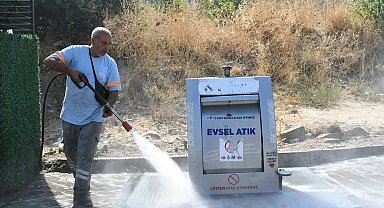 Kuşadası'nda temizlik mesaisi aralıksız sürüyor