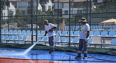 Kuşadası'nda tenis kortları baştan aşağı temizlendi