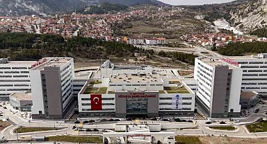 Kütahya Şehir Hastanesi'nde 76 yaşındaki kanser hastasına genel anestezisiz ameliyat