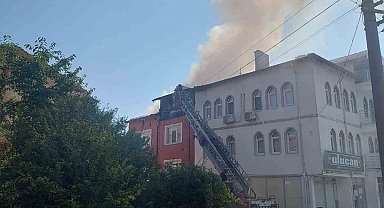 Kütahya'da 3 katlı binanın çatısında yangın