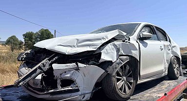 Kütahya'da kavşakta 2 otomobil çarpıştı, 3 yaralı