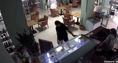 Kütüphaneden kitap çaldı, kameraya yakalandı