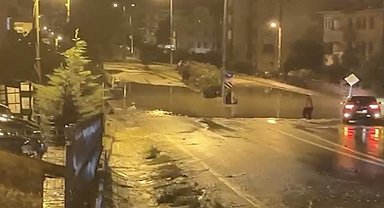 Kuvvetli sağanak ilçede su baskınlarına sebep oldu