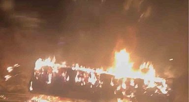 Kuzey Marmara Otoyolunda saman yüklü tır dorsesi alevlere teslim oldu